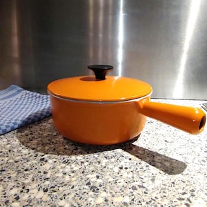 Cousances Le Creuset France. Saucepan, casserole, orange, size 18, classic from France, 70s 80s, top condition, vintage