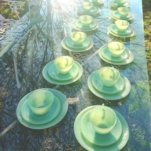 Absolute Fire King Vintage Set, Anchor Hocking, Jadeite Jane Ray, USA Cult, Glass 1940s/70s, 36 piece: 12 plates, 12 cups, 12 sauc. USA DDP