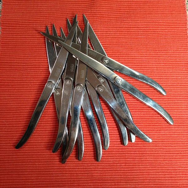 12 original French LAGUIOLE steak knives, Modern design by Laguiole Evolution France. Vintage. 23.5 cm (9 1/4 inch). Super sharp. USA:DDP