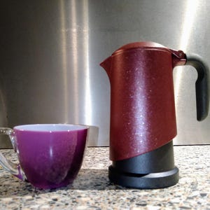 Design 1-Tazza Mini-Caffettiera, machine à expresso, Italie, cuisinière. Forme très rare, style Bauhaus. Aluminium. Vintage. Rouge bordelais