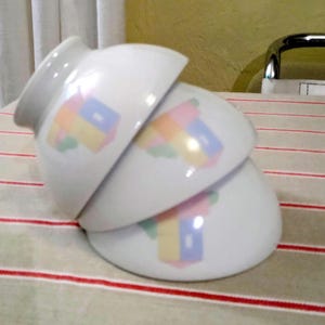 1,2 or 3 strong APILCO France Café au Lait bols. Snow white with pastel country motif. Decor ALPAC France. Vintage good condition. Porcelain
