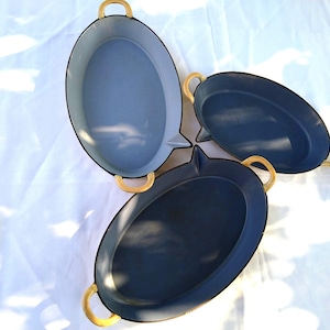 Industrial design frying pans, vintage, oval. Belgium, enameled cast iron. 1940/50 years. FE Desco. Robust. Original. In museum. Choice.
