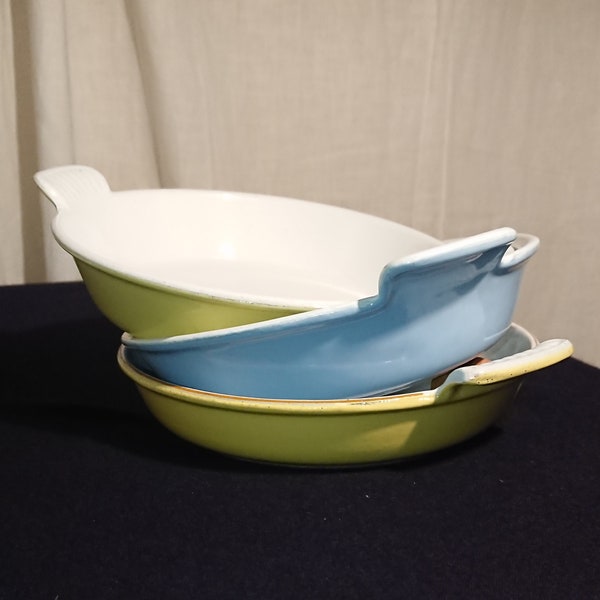 2 left: pastel colored cast iron gratin dishes. Dutch oven. Style, quality 100% like Le Creuset. Vintage from Holland,Belgium. rare. Select.