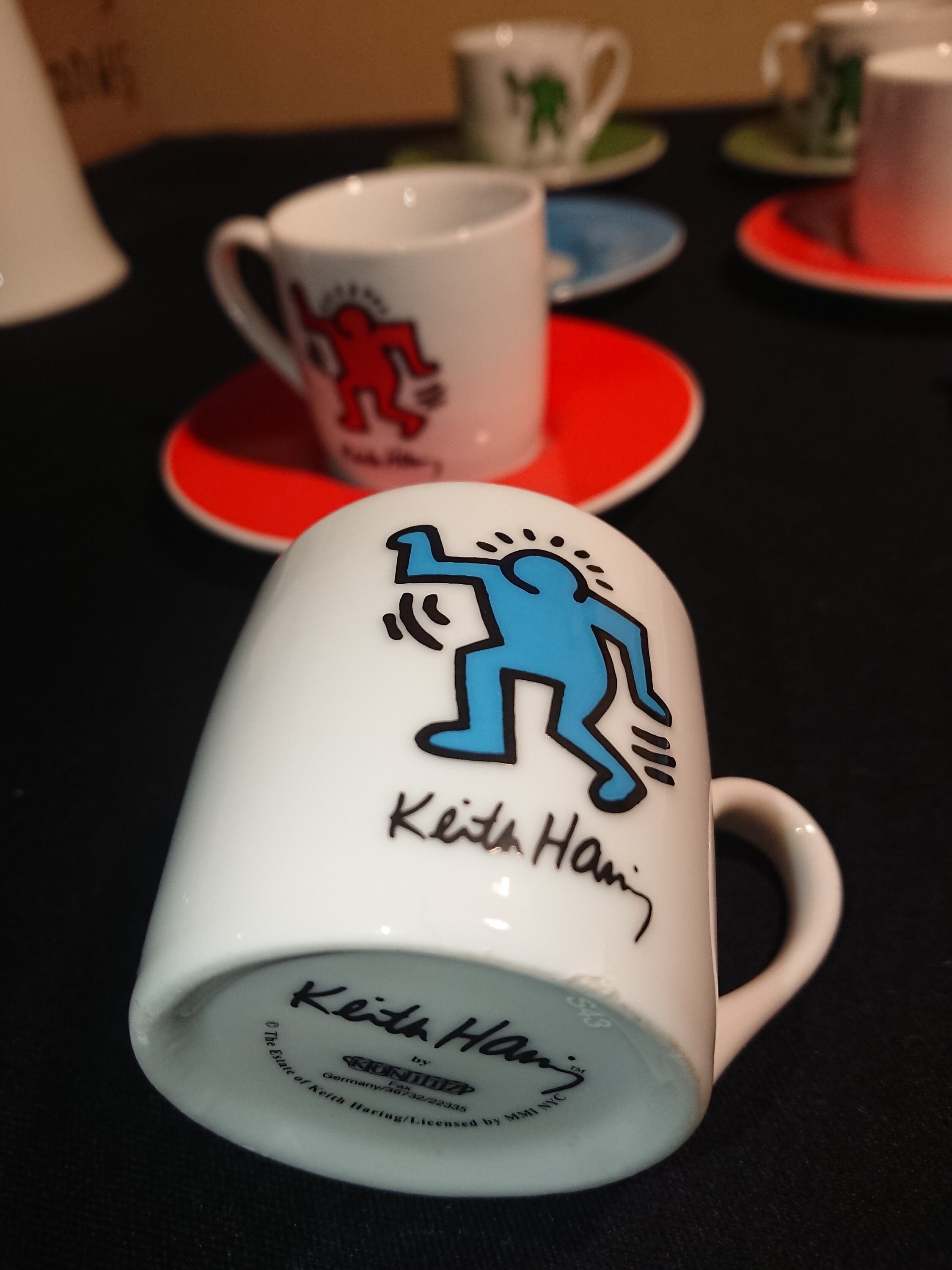 Mug Tasse Keith Haring "The Dance" - Pop Art - Céramique Brillante Blanche - 325ml - Passe Micro-ondes - Avec Boîte Cadeau - France