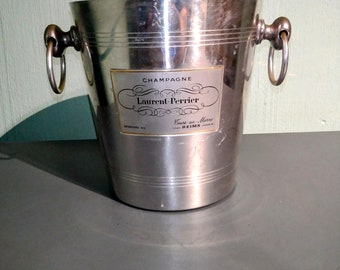 Seaux de champagne Laurent-Perrier, Reims, France. Refroidiseur en aluminium. Original, vintage et traditionnel. Utilisé, utile, décoratif.