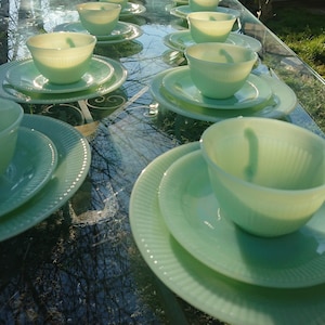 6 sets left x 3, 18 p. Fire King, Anchor Hocking, Jadeit, Jane Ray, USA cult, opal glass 40s/50s. Set consists plate, cup, saucer. Vintage