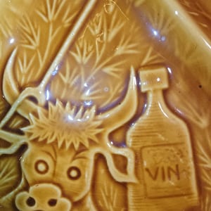 2 Sarreguemines Alps - plates, humorous barbotine design, very vintage from the 60/70s, ocher color. Fondue, raclette, appetizer