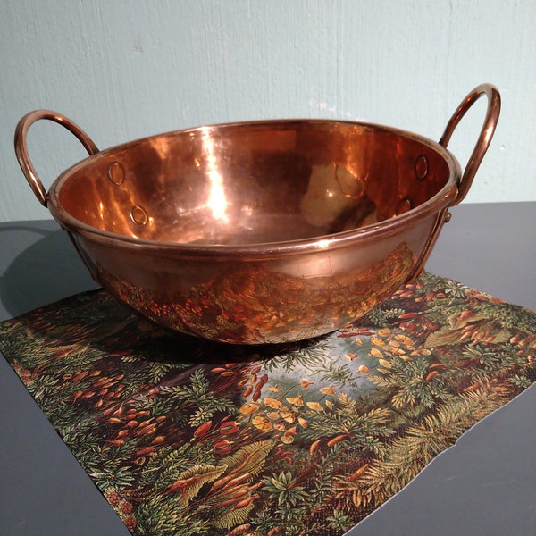 Antique French copper mixing pot, handmade, meringue bowl, traditional, handy, practical, decorative. Country kitchen. Early 1900s