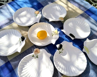 Set of 8 scallop plates, vintage ceramic, Italy, 1980s. Seafood, fish appetizer, crab, mussels, buffet, etc. Majolica