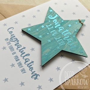 Baby Karte Junge mit Andenken Holzdekoration - Baby Glückwunschkarte - Personalisierte Baby Karte - Willkommen die Kleine - Neues Baby Karte