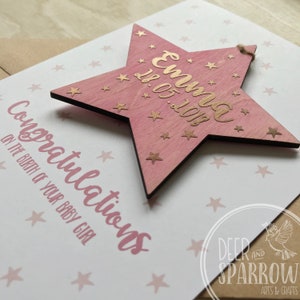 Baby Mädchen Karte mit Andenken Holz Dekoration - Baby Glückwunschkarte - Personalisierte Baby Karte - Willkommen die Kleine - Neues Baby Karte