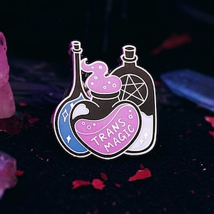 Broche Mágico Trans - Broche de Lapela Esmaltado - Bruxa Trans Orgulho Queer Transgênero Não-binário LGBTQ Gay Poção Mágica Feitiços de Bruxaria