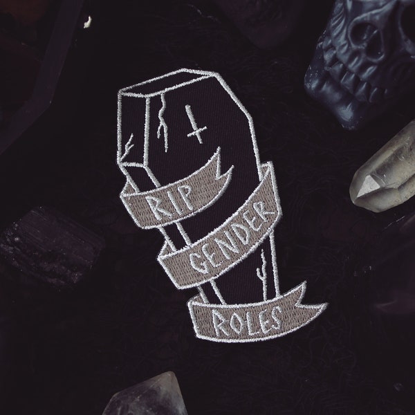 Patch des rôles de genre RIP - écusson brodé à repasser 4" - pierre tombale de la mort cercueil fantasmagorique gothique goth punk féministe égalité LGBTQ allié