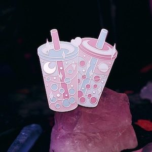 Spilla Tea4Tea - T4T Trans Bubble Tea - Spilla smaltata da bavero - Bandiera transgender Pride Boba Queer Non binario Genderqueer Regalo per partner gay