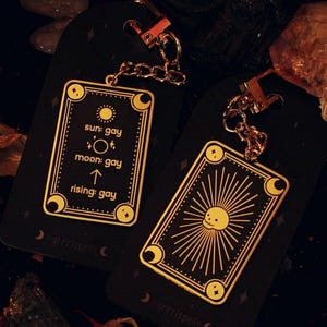 Portachiavi con segni gay - Portachiavi smaltato bifacciale - Zodiaco Oroscopo Astrologia Queer LGBTQ+ Orgoglio Regalo divertente Sole Luna Nascente Placcato oro