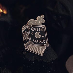 Queer Magie Pin - Emaille Anstecknadel - Queer LGBTQ Gay Trans Pride Hexe Zauberbuch Buch Der Schatten Hexerei Zauber Ockult Spooky Gothic