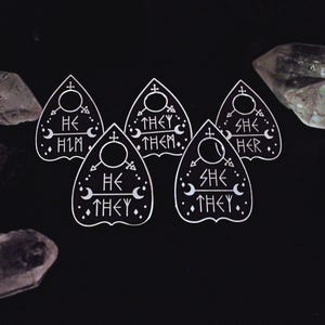 Oryginalna przypinka z zaimkiem „They/theme” – „Oni/one” Ona/her On/Him Ona/one On/one” – przypinka emaliowana Niebinarna osoba transseksualna Ouija Pride Queer Goth Witch LGBTQ