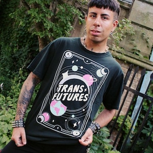 Chemise Futures trans - Fierté transgenre Queer Non binaire Genderqueer Fierté LGBTQ Affirmation Empowerment des planètes de l&#39;espace