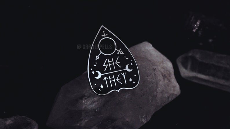 Spilla Planchette con pronome originale - Loro/loro Lei/lei Lui/Lui Lei/loro Lui/loro - Spilla smaltata Non binario Trans Ouija Pride Queer Goth Strega LGBTQ immagine 9