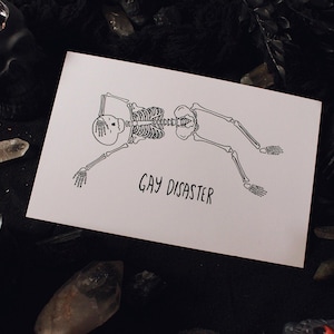 Impressão de desastre gay - 8,5&quot; x 5,5&quot; - Orgulho LGBTQ+ Queer, caveira de esqueleto de arco-íris, presente engraçado de desastre gay para LGBTQ+, transgêneros não binários