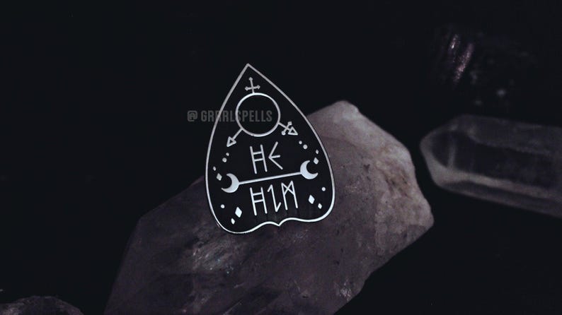 Spilla Planchette con pronome originale - Loro/loro Lei/lei Lui/Lui Lei/loro Lui/loro - Spilla smaltata Non binario Trans Ouija Pride Queer Goth Strega LGBTQ immagine 7