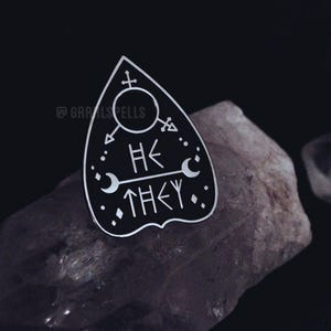 Spilla Planchette con pronome originale - Loro/loro Lei/lei Lui/Lui Lei/loro Lui/loro - Spilla smaltata Non binario Trans Ouija Pride Queer Goth Strega LGBTQ immagine 10