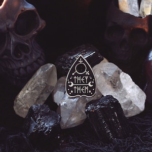 Spilla Planchette con pronome originale - Loro/loro Lei/lei Lui/Lui Lei/loro Lui/loro - Spilla smaltata Non binario Trans Ouija Pride Queer Goth Strega LGBTQ immagine 4