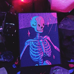 Parche de esqueleto de iluminación bisexual - Parche bordado para planchar - 2,75" x 3,75" Orgullo LGBTQ queer bi pansexual polisexual meme de calavera espeluznante
