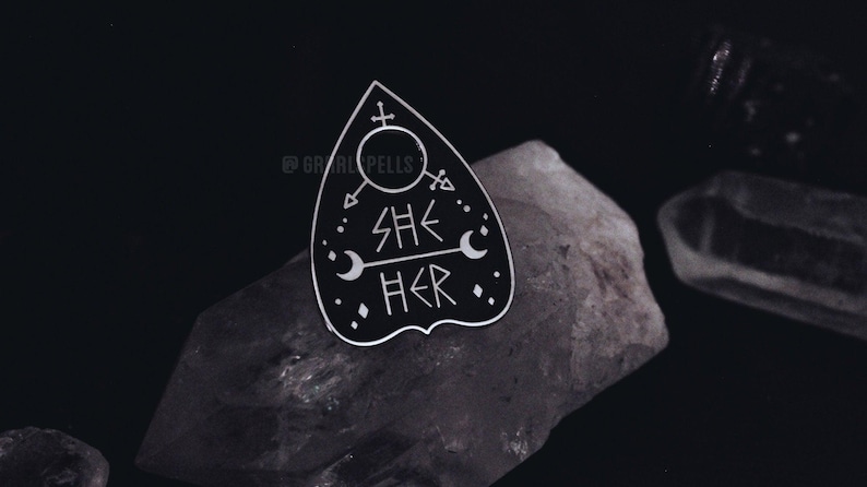 Spilla Planchette con pronome originale - Loro/loro Lei/lei Lui/Lui Lei/loro Lui/loro - Spilla smaltata Non binario Trans Ouija Pride Queer Goth Strega LGBTQ immagine 8