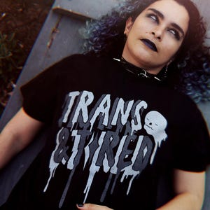 Chemise trans et fatiguée - T-shirt unisexe sérigraphié encre grise - Affirmation de la fierté gay transgenre non binaire Genderqueer LGBTQ+ Queer Mignon