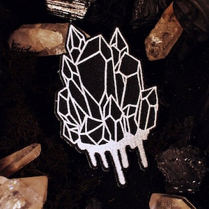 Black Crystal Patch - 4&quot; x 2,5&quot; opstrijkbare geborduurde patch - Black Gothic Witch Crystal Point Cluster Hekserij Spooky Goth