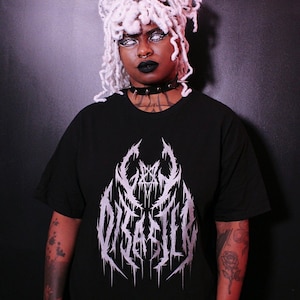 Maglietta Gay Disaster - Stampa serigrafica unisex con inchiostro argento metallizzato - Queer Trans Gay LGBTQ+ Pride Gothic Black Metal Punk Band Font