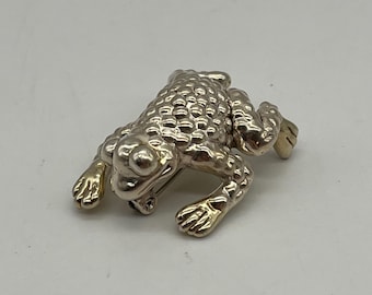 Broche vintage de rana en plata de ley con textura nudosa