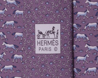 Corbata de seda para hombre Hermes con estampado caprichoso de caballos y herraduras, modelo Twillby 5477 / Corbata