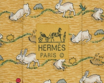 Corbata de seda para hombre Hermes con estampado de conejos caprichosos 7689 / Corbata