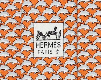 Corbata de seda para hombre Hermes con estampado de delfines caprichosos 5022 / Corbata