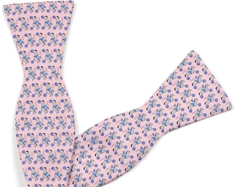 Pajarita de seda para hombre Hermes con estampado de caballitos mecedores y jinetes / Corbata de lazo