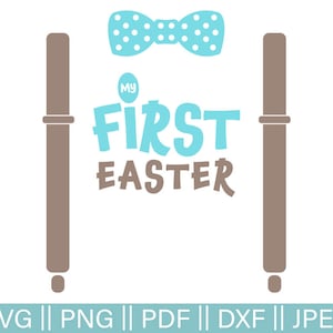 Könnte beinhalten: Eine hellblaue Fliege mit weißen Punkten, zwei braune Hosenträger und der Text "My First Easter" in blauen Buchstaben.