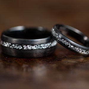 Alianzas de boda negras cepilladas con incrustaciones de meteorito, anillos de boda negros para parejas, anillos de meteorito para hombres y mujeres, anillos de tungsteno imagen 1