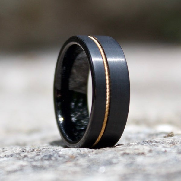 Gitarrensaite Ring, schwarzer Wolfram Ehering mit Gitarrensaite, Musiker handgemachter Schmuck, schwarzer Ring für Gitarristen