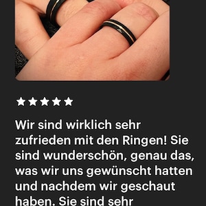 Puede incluir: Dos alianzas de boda negras y doradas con un borde biselado. Los anillos se llevan en los dedos de dos manos. Los anillos son una forma hermosa y &uacute;nica de simbolizar tu amor y compromiso.