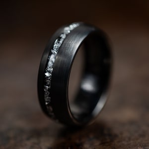 Alianzas de boda negras cepilladas con incrustaciones de meteorito, anillos de boda negros para parejas, anillos de meteorito para hombres y mujeres, anillos de tungsteno imagen 2