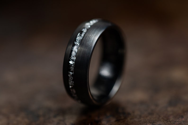 Alianzas de boda negras cepilladas con incrustaciones de meteorito, anillos de boda negros para parejas, anillos de meteorito para hombres y mujeres, anillos de tungsteno imagen 2