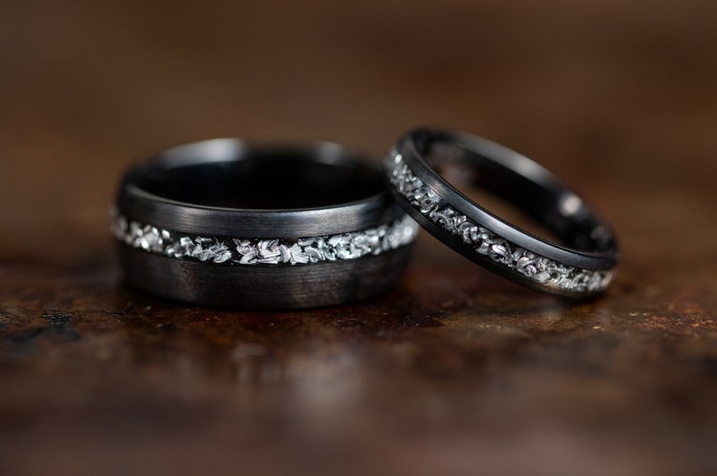 Alianzas de boda negras cepilladas con incrustaciones de meteorito, anillos de boda negros para parejas, anillos de meteorito para hombres y mujeres, anillos de tungsteno imagen 1