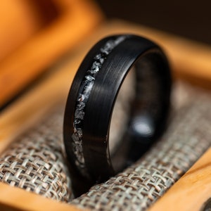 Alianzas de boda negras cepilladas con incrustaciones de meteorito, anillos de boda negros para parejas, anillos de meteorito para hombres y mujeres, anillos de tungsteno imagen 3