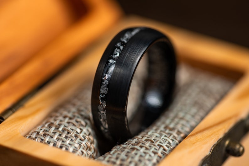 Alianzas de boda negras cepilladas con incrustaciones de meteorito, anillos de boda negros para parejas, anillos de meteorito para hombres y mujeres, anillos de tungsteno imagen 3