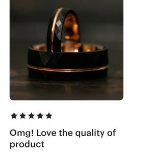 Puede incluir: Dos anillos de carburo de tungsteno negro con una incrustaci&oacute;n de oro rosa. Los anillos est&aacute;n apilados uno encima del otro.