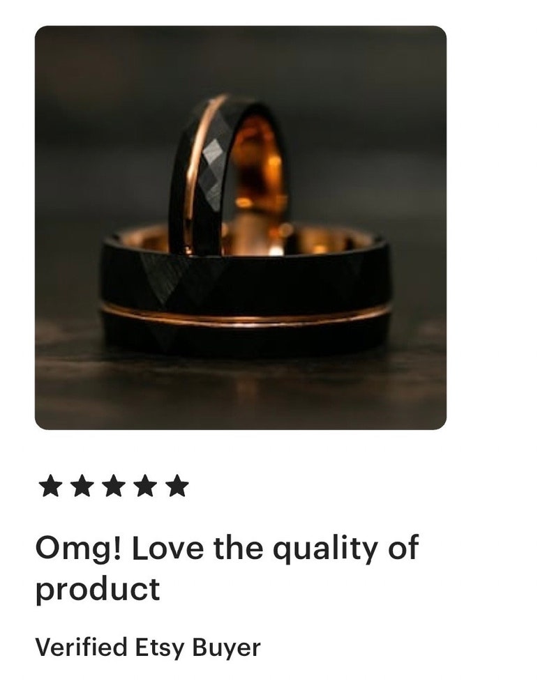Puede incluir: Dos anillos de carburo de tungsteno negro con una incrustaci&oacute;n de oro rosa. Los anillos est&aacute;n apilados uno encima del otro.