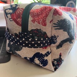 Bolsa cuadrada con cremallera / Tela patriótica / Bolsa de maquillaje hecha a mano / Regalos fáciles / Neceser / Neceser de viaje / Organizador de bolso / Rojo, blanco y azul