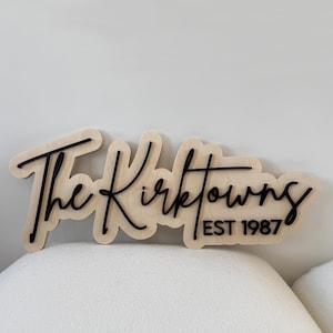 Peut inclure: Une pancarte en bois avec le texte "The Kirktowns EST 1987" en écriture cursive noire.